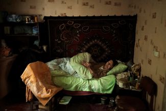 96-летняя Мария Ткаченко лежит на кровати в своем доме рядом с Бахмутом. От линии фронта ее отделяют 20 километров. По словам ее внучки, Мария ничего не знает о войне — родные говорят ей, что это военные проводят учения