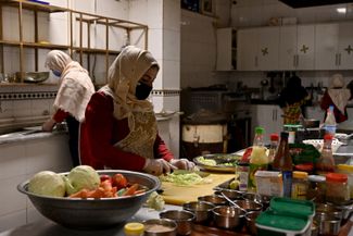 Афганские женщины готовят еду в кабульском ресторане, открытом при приюте для жертв домашнего насилия. Работают в нем сами пострадавшие. 22 июня 2021 года
