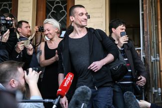Петр Павленский выходит из зала суда после приговора по делу о поджоге ФСБ