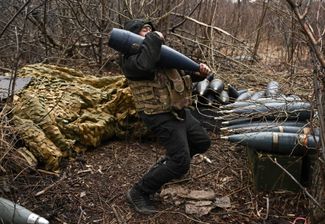 Военнослужащий ВС РФ готовит снаряд для «Акации» для нанесения удара по украинским позициям в Донецкой области