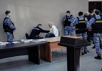В феврале 2022-го начался новый процесс против Навального, его провели прямо в колонии. Политика обвинили в «неуважении к суду» и «мошенничестве» — и приговорили к девяти годам лишения свободы. Алексей и Юлия Навальные на видеотрансляции заседания 15 февраля