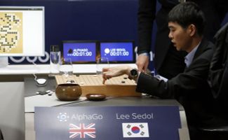 Южнокорейский игрок в Го Ли Седол во время матча с роботом DeepMind от компании Google, 10 марта 2016 года