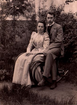 Александр Угримов с женой Надеждой в саду своего дома. 1900 год