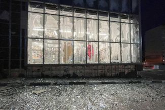 Витрина магазина, поврежденная во время обстрела. 11 мая 2024 года