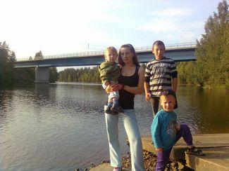 Лидия Киселева с тремя детьми