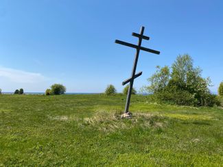 A wooden Orthodox Cross on the shore of Lake Baikal. A Rechka Mishikha resident put up this cross in 2001, in response to the installation of the Polish memorial.