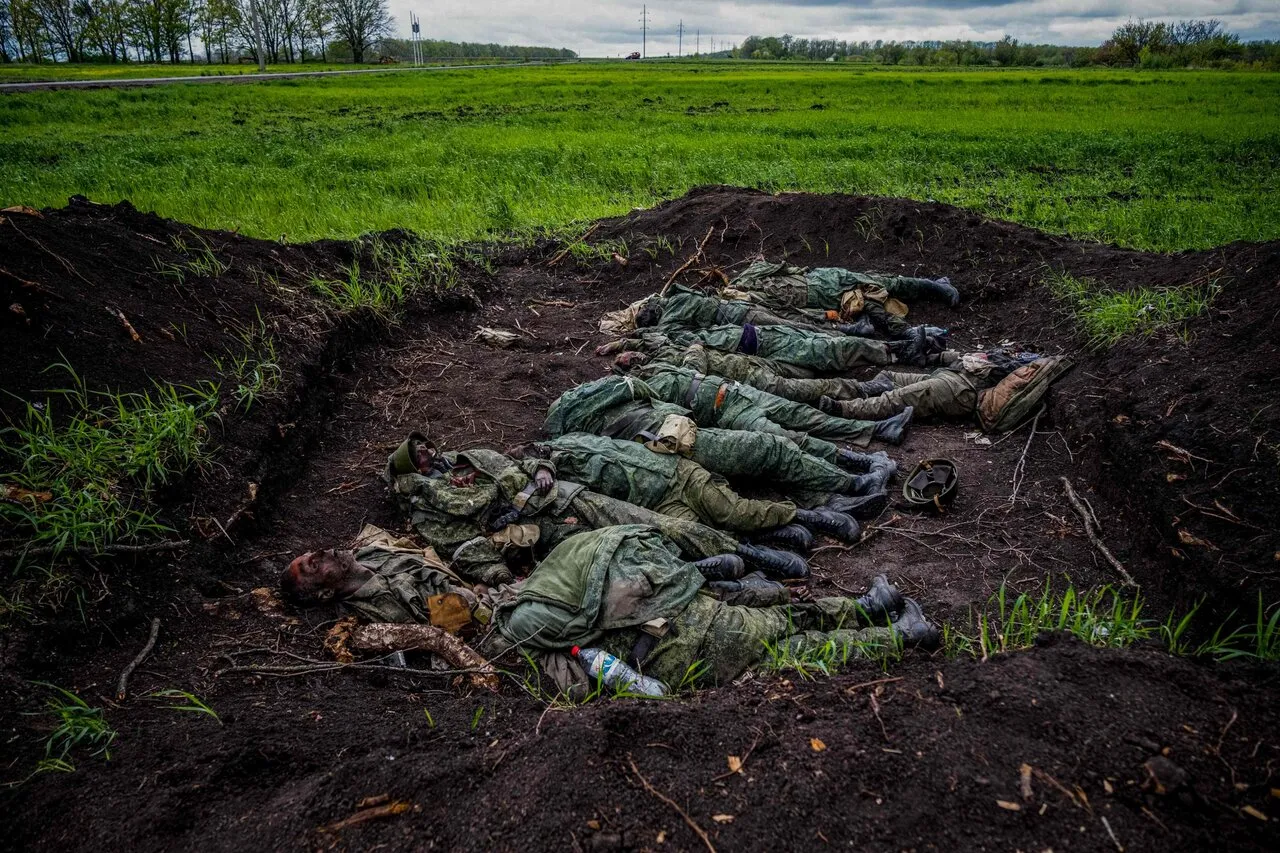 Ты сидишь на трупах, ешь на трупах, и все это очень трудно для мозгов» Шура  Буртин съездил в Украину — и поговорил с военными о том, что происходит на  фронте и в