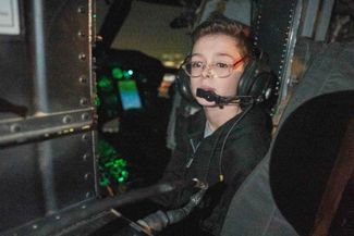 Освобожденный заложник, девятилетний Охад Мундер на борту военного вертолета вскоре после прибытия в Израиль, 24 ноября 2023 года