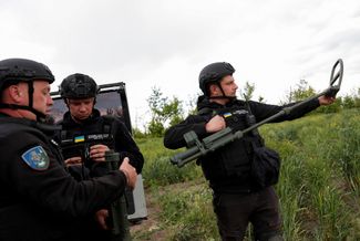 Сотрудники Государственной службы Украины по чрезвычайным ситуациям (ГСЧС Украины) ищут мины и неразорвавшиеся снаряды вокруг Благодатного