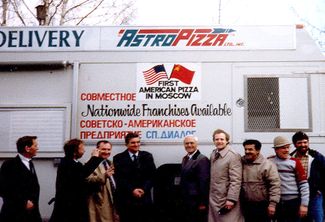 Советская Astro Pizza и ее соучредители в первый день работы в Москве, 12 апреля 1988 года