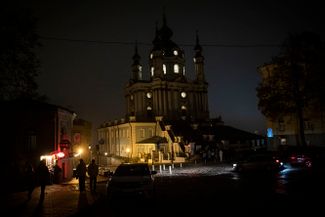 Андреевская церковь во время отключения электричества в значительной части Киева. Местные власти <a href="https://ru.slovoidilo.ua/2022/11/06/novost/obshhestvo/klichko-rasskazal-vozmozhen-li-kieve-polnyj-blekaut" rel="noopener noreferrer" target="_blank">утверждают</a>, что «делают все», чтобы в городе оставался хоть какой-то свет