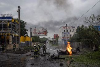 Украинские пожарные тушат машину, загоревшуюся от российского обстрела жилых районов Харькова. Власти Украины сообщили о шести погибших, включая отца и 17-летнего сына, ехавших в этой машине