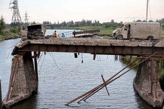 Мариупольские рыбаки на взорванном мосту у «Азовстали»