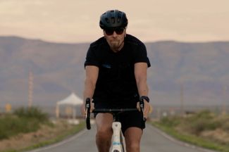 Ричард Брэнсон приехал в космопорт «Америка» на велосипеде. 11 июля 2021 года