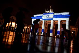 Израильский флаг спроецировали на Бранденбургские ворота. Берлин, 7 октября 2023 года