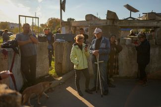 Жители Боровой на пункте, где украинские военные установили вышки сотовой связи
