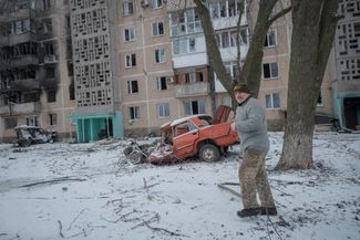 Житель Угледара возле разрушенного жилого дома