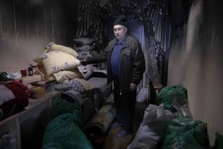 Житель Киева в поврежденной обстрелом квартире