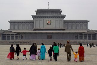 Кымсусанский дворец Солнца в Пхеньяне. 15 апреля 2011 года. До 1994 года Кымсусанский дворец Солнца был официальной резиденцией Ким Ир Сена. После смерти основателя КНДР был превращен в его мавзолей. С декабря 2011 года в Кымсусанском дворце Солнца покоится и сын Ким Ир Сена — Ким Чен Ир, возглавлявший страну после смерти отца.