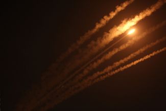 Ракеты в ночном небе во время обстрела Израиля из сектора Газа. 14 мая 2021 года