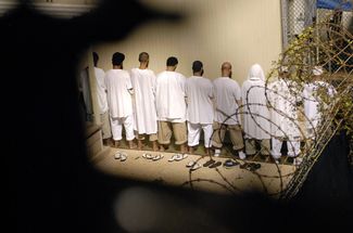 Утренняя молитва в лагере Дельта в тюрьме в Гуантанамо, 28 октября 2009 года