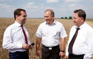 Kursk Region Governor Aleksandr Mikhailov (right) with Mikhail Yaroshuk, general director of the Ivolga-Centre agricultural venture, and Prime Minister Dmitry Medvedev (left) in Kursk Region. August 23, 2013.