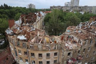 Один из наиболее пострадавших от российских ракет жилых домов Львова. Крыша и верхние этажи здания оказались практически уничтожены ударом