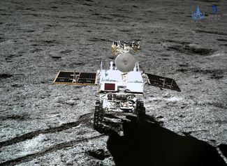 Китайский луноход «Юйту-2», снятый лунной станцией «Чанъэ-4». Поверхность Луны, как можно увидеть, серая. Фотография сделана 11 января 2019 года