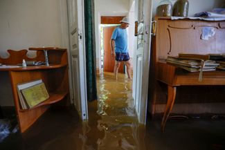 53-летний житель Новой Каховки Валерий в своем подтопленном доме