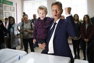 Владимир Сипягин голосует с сыном на втором туре выборов, 23 сентября 2018 года