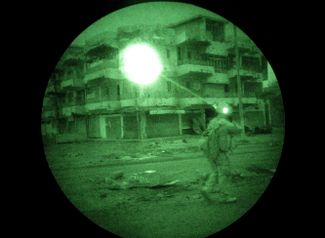 1 февраля 2007 года. Рамади, Ирак. Город Рамади на западе Ирака был одним из главных оплотов сопротивления войскам коалиции. Американские военные потеряли много людей в столкновениях с повстанцами в Рамади. Фото сделано с использованием прибора ночного видения. У повстанцев в тот момент такого высокотехнологичного оснащения не имелось.
