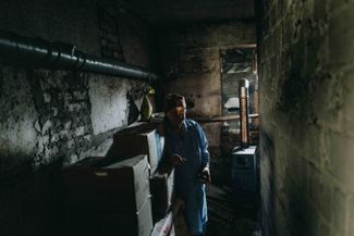 В разрушенном здании нет электричества и канализации, Любовь использует солнечную батарею, а туалетом ей служит вырытая возле дома яма
