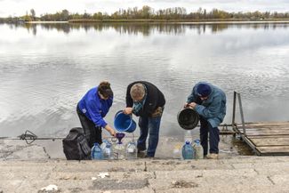 Жители города набирают воду из Днепра