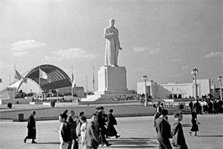 Памятник Сталину на Всесоюзной сельскохозяйственной выставке, 1939 год. Авторы монумента — скульптор Сергей Меркуров и архитектор Иван Таранов. Памятник демонтировали в 1951-м во время масштабной реконструкции парка. Его должен был сменить новый, но после смерти Сталина от планов отказались