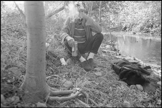 Бездомный ветеран вьетнамской войны с посттравматическим стрессовым расстройством и его собака. Джеймстаун, Калифорния, 2010 год