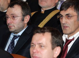 Сулейман Керимов и Магомед Гаджиев (слева направо) на церемонии инаугурации нового президента Дагестана Магомедсалама Магомедова. 20 февраля 2010 года