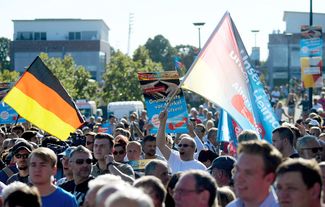 Протестующие с плакатами «Альтернативы для Германии» на мероприятии Христианского демократического союза, 29 августа 2017 года