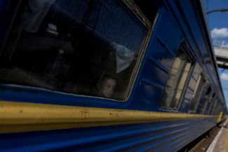 Пассажиры эвакуационного поезда в Покровске Донецкой области