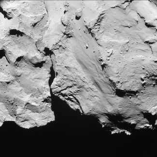Фотография, сделанная в ноябре 2014-го за полчаса до приземления спускаемого аппарата «Филы» на поверхность кометы. Расстояние от края до края фотографии — полтора километра.