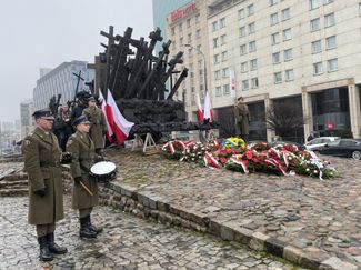 Почетный караул в Варшаве — у памятника жертвам советского вторжения в Польшу во время Второй мировой войны