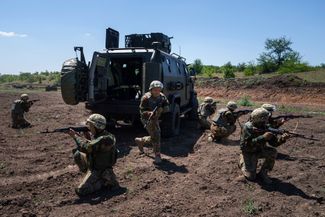 После проведенных в колонии месяцев, признался AP Михаил — один из осужденных, поступивших на военную службу, — справиться с нагрузками на полигоне нелегко