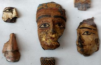 Фрагменты изображений лиц, найденные в гробнице.
