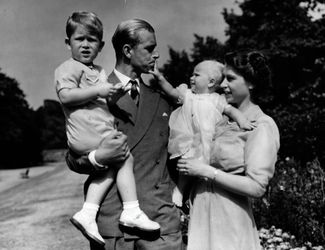 Принц Филипп и принцесса Елизавета с детьми — принцем Чарльзом и принцессой Анной в резиденции Кларенс-хаус. Август 1951 года