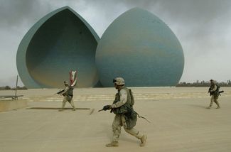 Американские морские пехотинцы в Багдаде. 9 апреля 2003 года