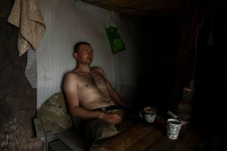 Украинский военный отдыхает после рытья траншей.
