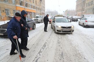 Alexander Beglov helps a retiree cross a road. February 3, 2019