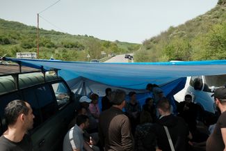 На перекрытой дороге жители Киранца установили тент от солнца и дождя и разбили полевую кухню