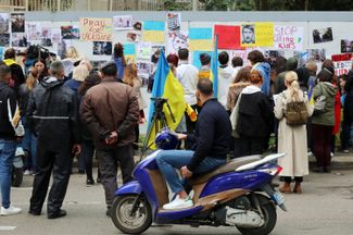 Украинцы на антивоенном митинге у российского посольства в Бейруте. 9 марта 2022 года