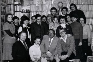 Аркадий Штейнберг со слушателями. Александр Кривомазов в первом ряду, крайний справа. 27 января 1981 года