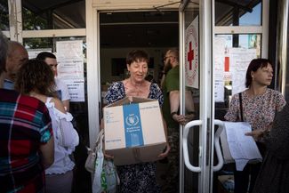 Жительница Николаева, получившая гуманитарную помощь в отделении украинского Красного Креста